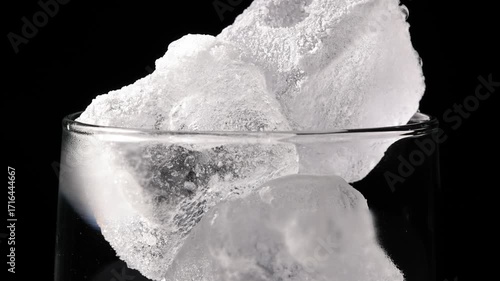 Getränk mit Eiswürfel Slow Motion 4K_120 FPS mit drehbewegung