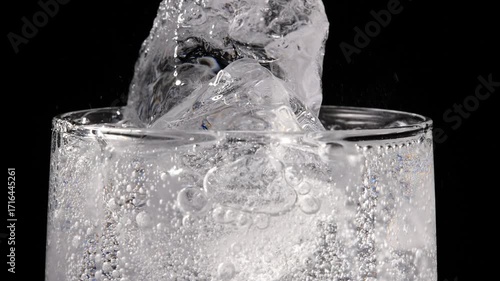 Getränk mit Eiswürfel Slow Motion 4K_120 FPS mit drehbewegung