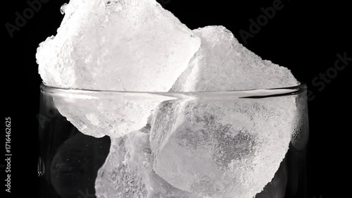 Getränk mit Eiswürfel Slow Motion 4K_120 FPS mit drehbewegung