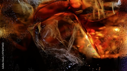 Getränk mit Eiswürfel Slow Motion 4K_120 FPS mit drehbewegung