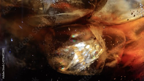 Getränk mit Eiswürfel Slow Motion 4K_120 FPS mit drehbewegung