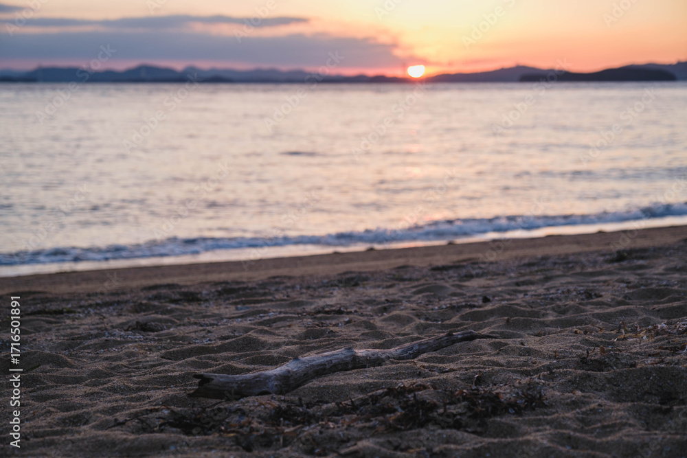 Naklejka premium 渋川海岸、美しい夕日が海岸線に沈む風景、岡山、日本