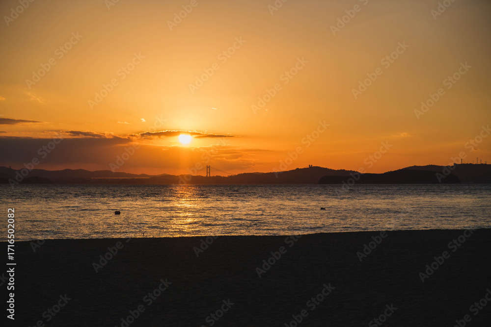 Obraz premium 渋川海岸、美しい夕日が海岸線に沈む風景、岡山、日本