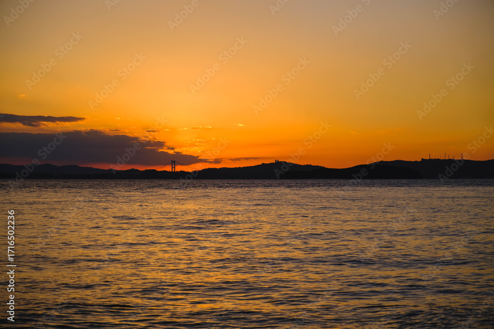 Obraz premium 渋川海岸、美しい夕日が海岸線に沈む風景、岡山、日本