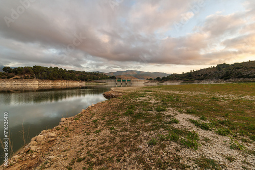 Fotografía del embalse de Beniarres con nivel bajo de agua en septiembre de 2025, España