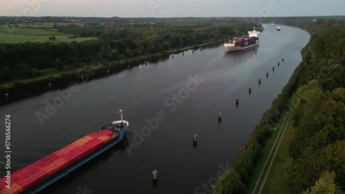 Frachtschiff und Containerschiff im Nord-Ostsee-Kanal 