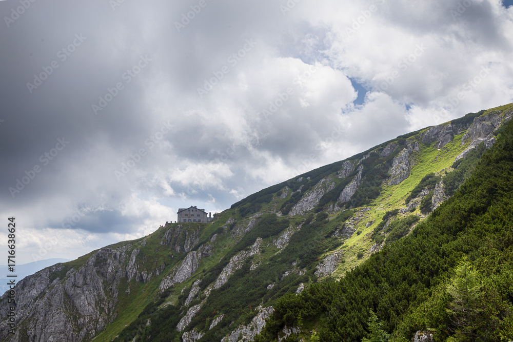 Fototapeta premium Hütte im Nebel über der Baumgrenze