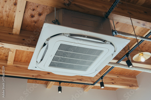 天井埋め込み型エアコンと木の梁の店舗内装、ビルトイン空調