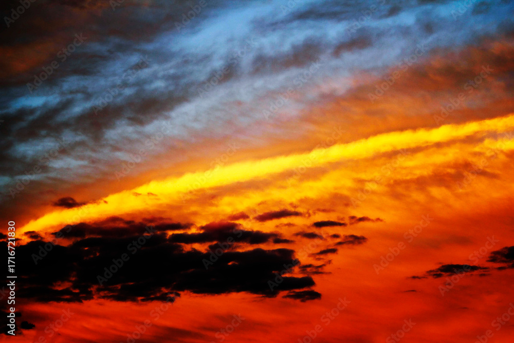 Fototapeta premium A breathtaking display of orange and yellow clouds