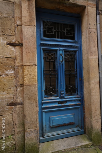porte ancienne bleue entourée de pierre