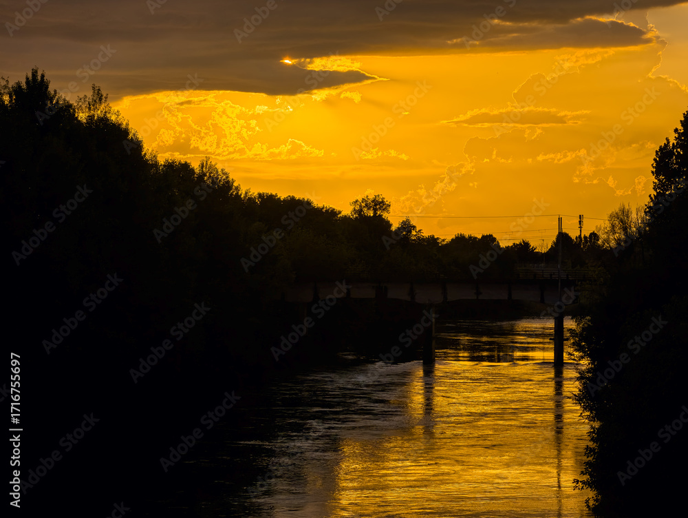 Naklejka premium Incredibile tramonto lungo il fiume Brenta