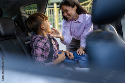 Obraz na plátně Happy mom dropping off boy at school