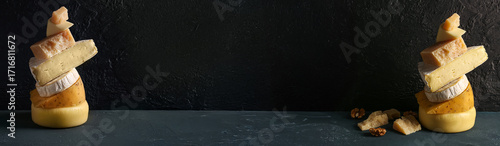 Obraz  z motywem Different types of tasty cheese on table