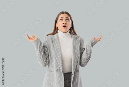 Puzzled businesswoman on gr...