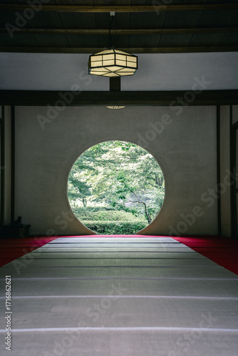 明月院の丸窓と和の空間