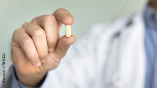 Schilderij op canvas Medical professional doctor hand hold pill show drug to camera