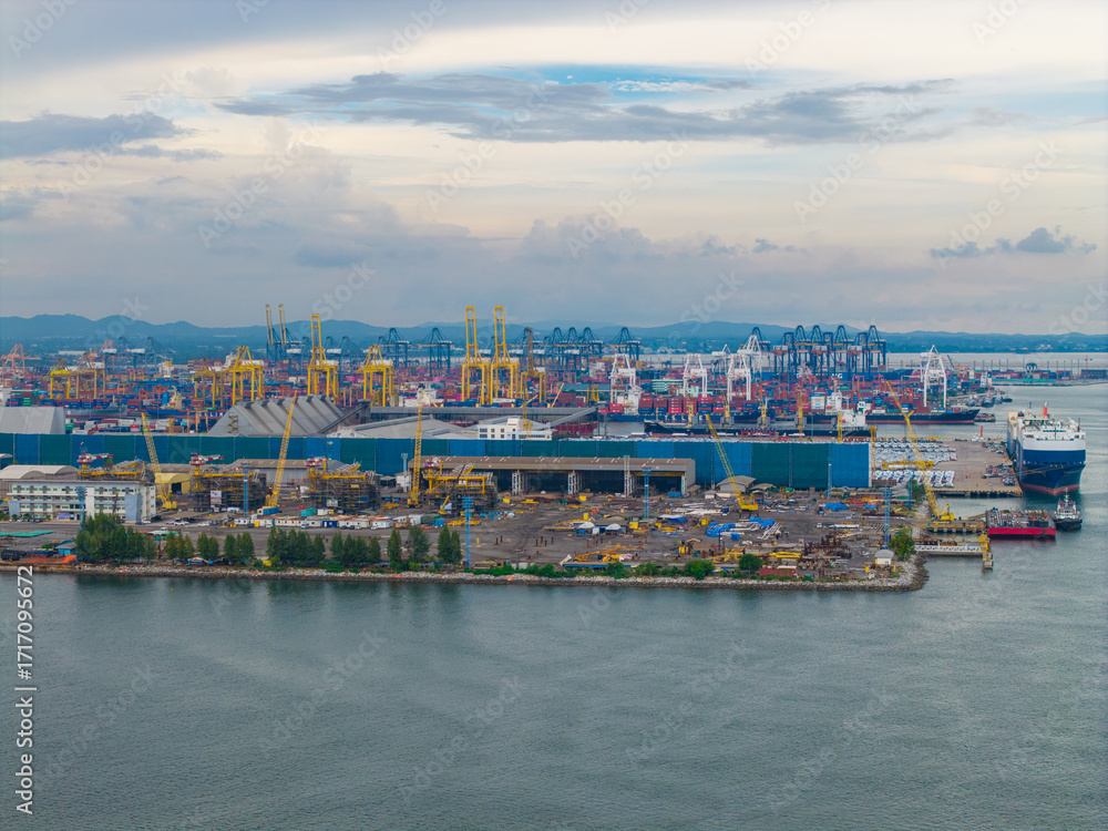 Obraz premium Aerial view cargo ships are docked at large export warehouse in Laem chabang port