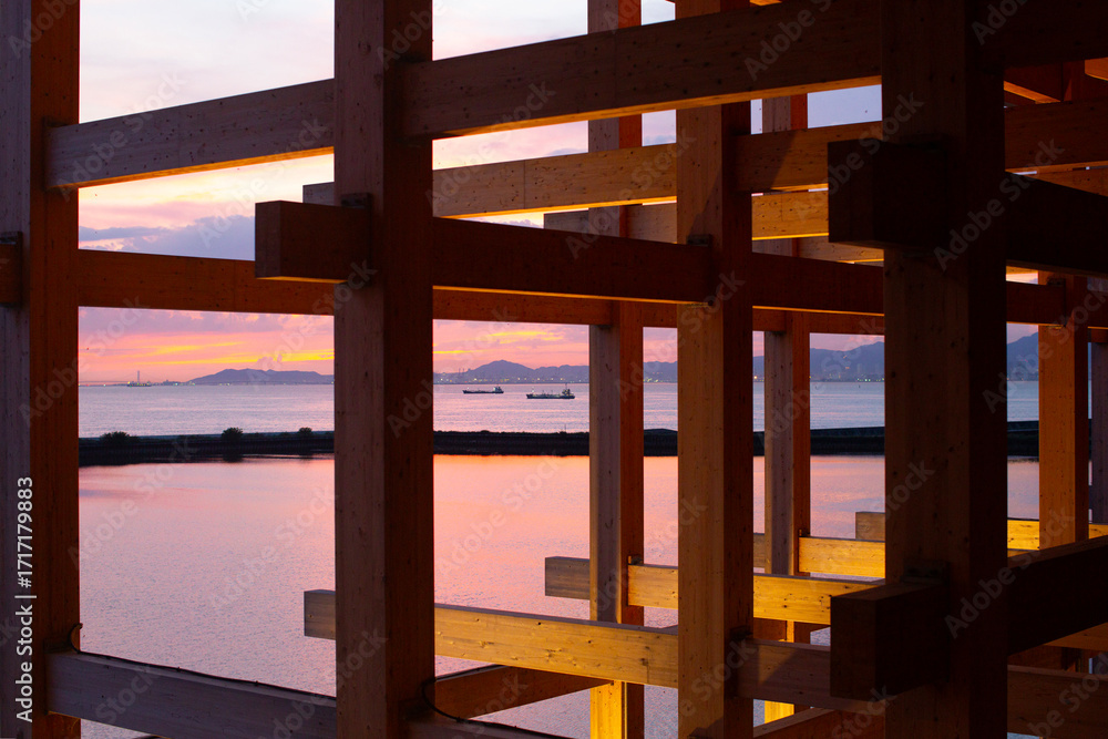Φωτογραφία 大阪万博の大屋根リングの夕焼け