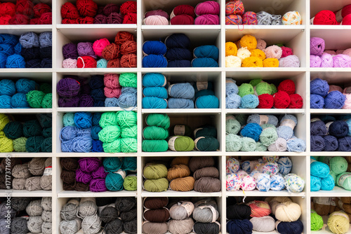 Pattern of knitting yarn in a shelf