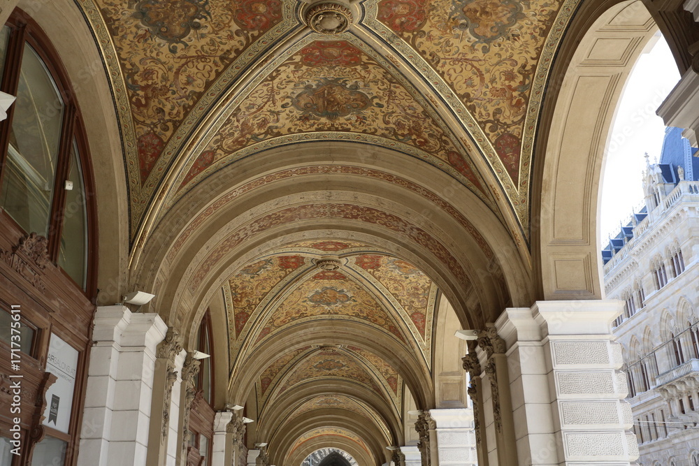 Fototapeta premium Voutes de galeries couvertes extérieures richement décorées et peintes à la Amin à Vienne en Autriche