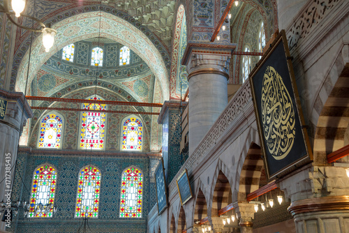 Interior de la mezquita azul decorado con vidrieras y caligrafía en Estambul, Turquía