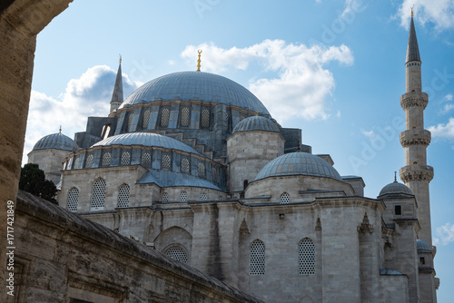 Vista exterior de la Mezquita de Süleymaniye con cúpula y minarete en Estambul, Turquía