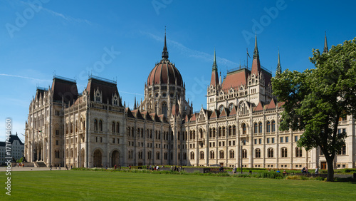 Parlamento de Hungría en Budapest con cúpula y fachada neogótica