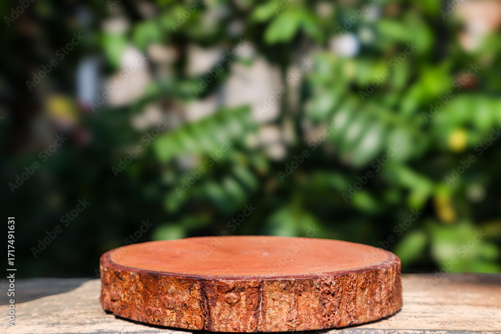 Naklejka premium Sun-drenched and rustic, this close-up shot features a natural wood slice serving as a charming podium or display surface for product photography.