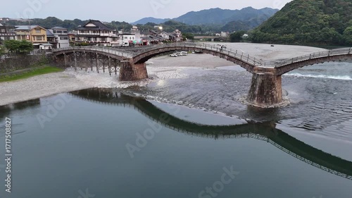 日本のドローン映像　夕暮れ時の水面に反射する錦帯橋を空撮