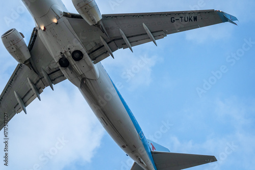 Detalle de la parte baja de un avión comercial en vuelo