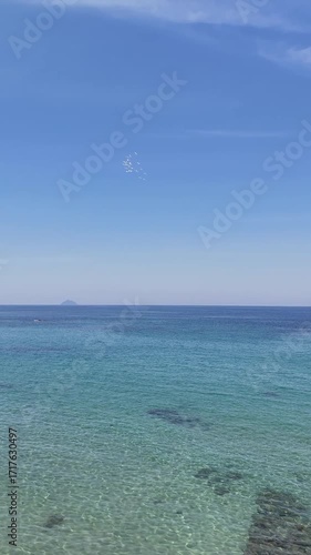 日本のドローン映像　日本海の水平線と空を空撮