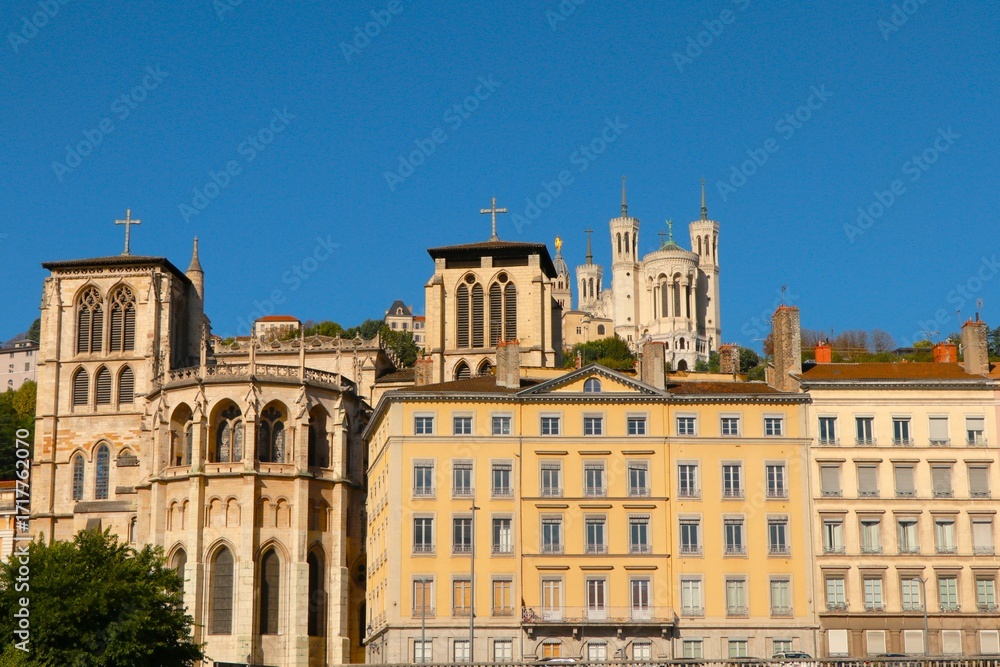 Obraz premium Eglises de Lyon vu coté Saône
