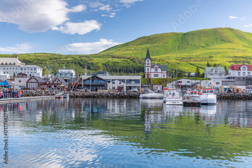 Charmant port de Húsavík, dominé par Húsavíkurkirkja, l'église de la petite ville portuaire du nord de l'Islande, connue comme la capitale européenne de l'observation des baleines