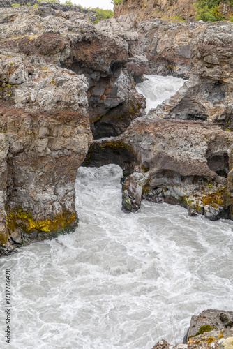 Cascade de Barnafoss, au débit ultra-puissant, à l'ouest de l'Islande