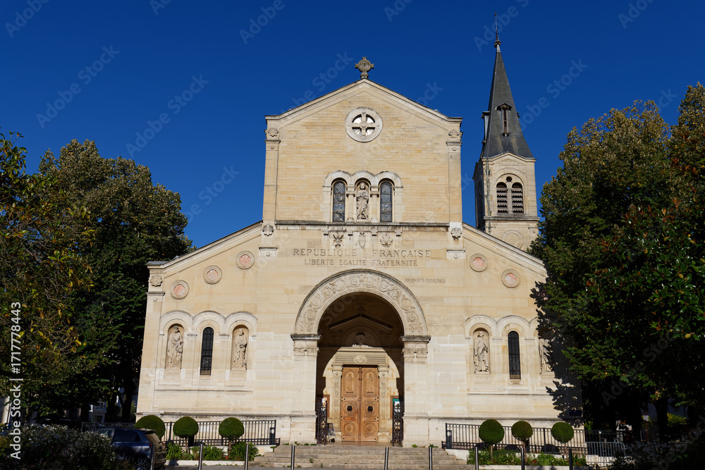 Fototapeta premium Exterior view of the Saint-Pierre Catholic Church in Charenton-le-Pont, in the French department of Val-de-Marne.