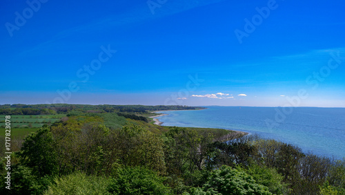 Foto An elevated view of the coastline with a lush forest and blue sea, samso