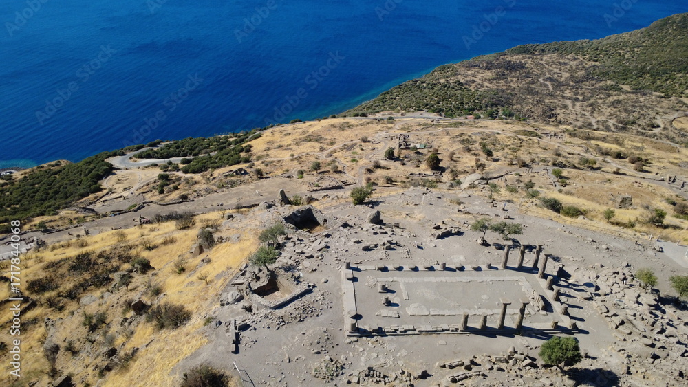 Φωτογραφία Drone aerial view of Behramkale, a historic stone village overlooking the Aegean Sea, known for traditional architecture and proximity to ancient Assos