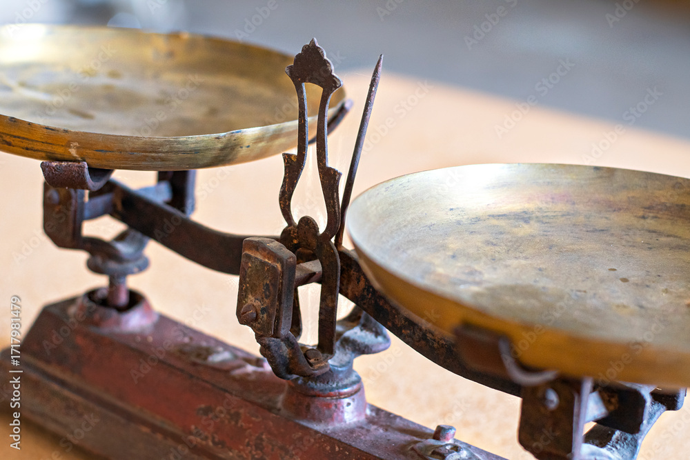 Φωτογραφία Old vintage scale with two empty brass trays, showing signs of wear and rust, sy