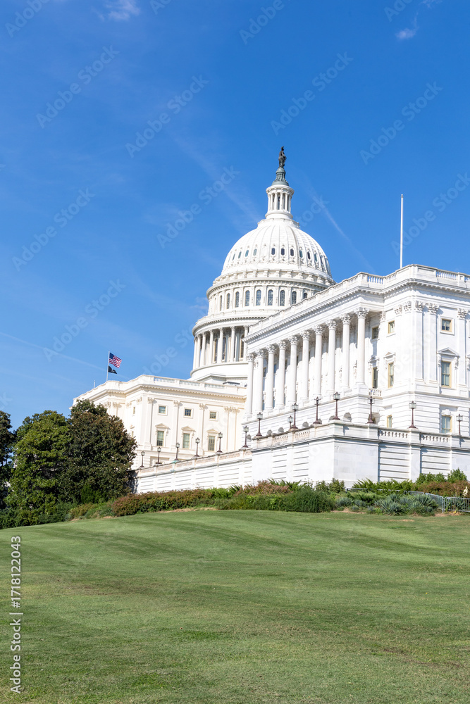 Obraz premium US Capitol building under blue skies