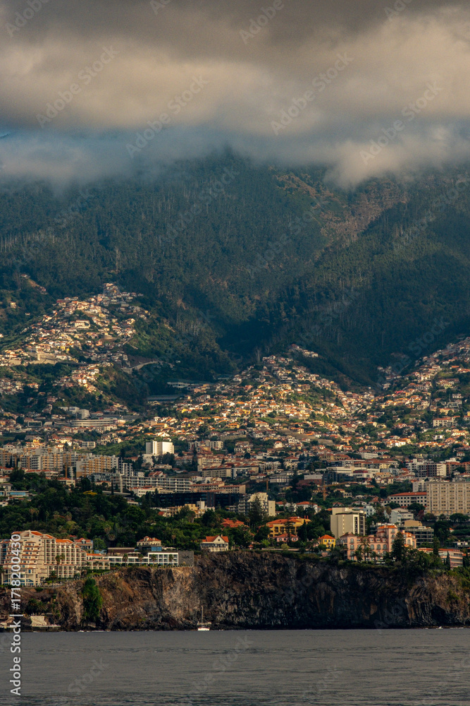 Obraz premium Funchal, Madeira: city on a steep mountain, ocean below.