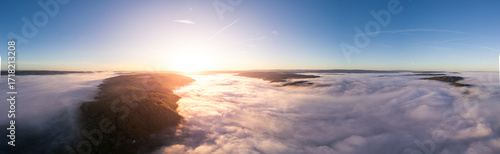 Moseltal an der Mittelmosel liegt im Nebel bei Sonnenaufgang