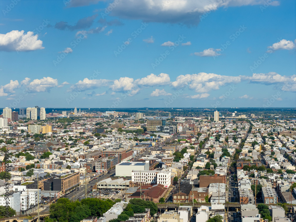 Obraz premium Aerial shot of Skyscrapers, homes and office buildings in the skyline in Philadelphia Pennsylvania USA