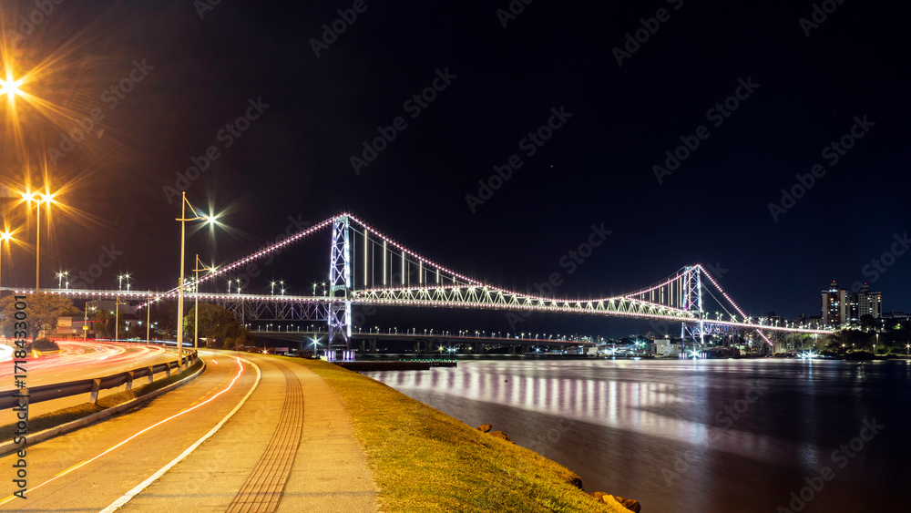 Obraz premium noite em Florianopolis e a ponte Hercílio Luz no pôr-do-sol Florianópolis Santa Catarina Brasil