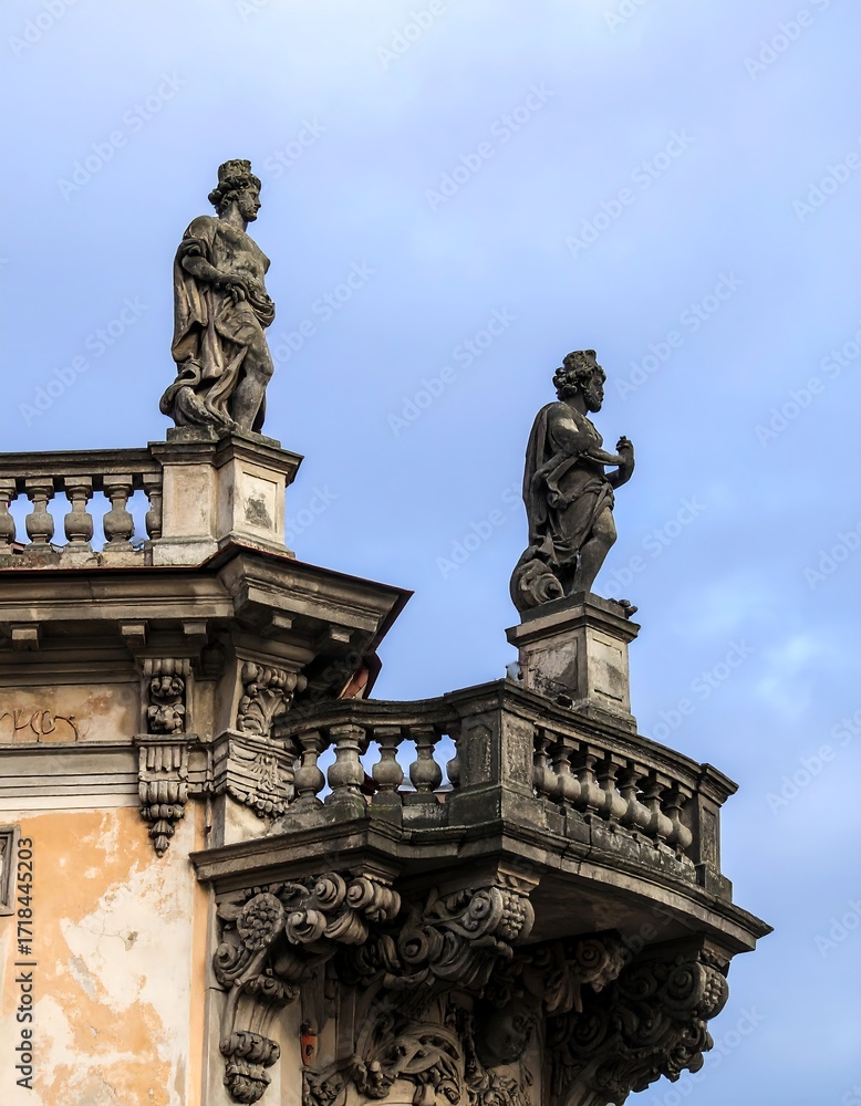 Obraz premium Ornate stone balcony with statues