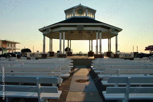 Obraz na plátně The Bandstand at Rehoboth Avenue at sunrise
