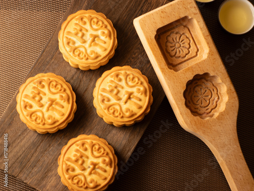 Go home to eat mooncakes during the Mid-Autumn Festival.