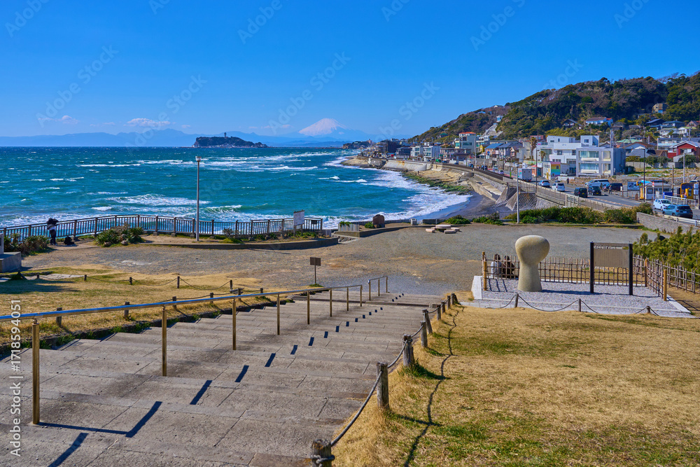 Naklejka premium 神奈川県鎌倉市の稲村ヶ崎の階段上から江の島、相模湾、富士山の眺望