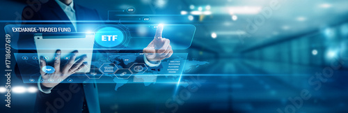 Foto Businessman analyzing global networks ETF trading, stock market, portfolio diversification, index funds, passive investing, digital finance, asset management,  investment opportunities