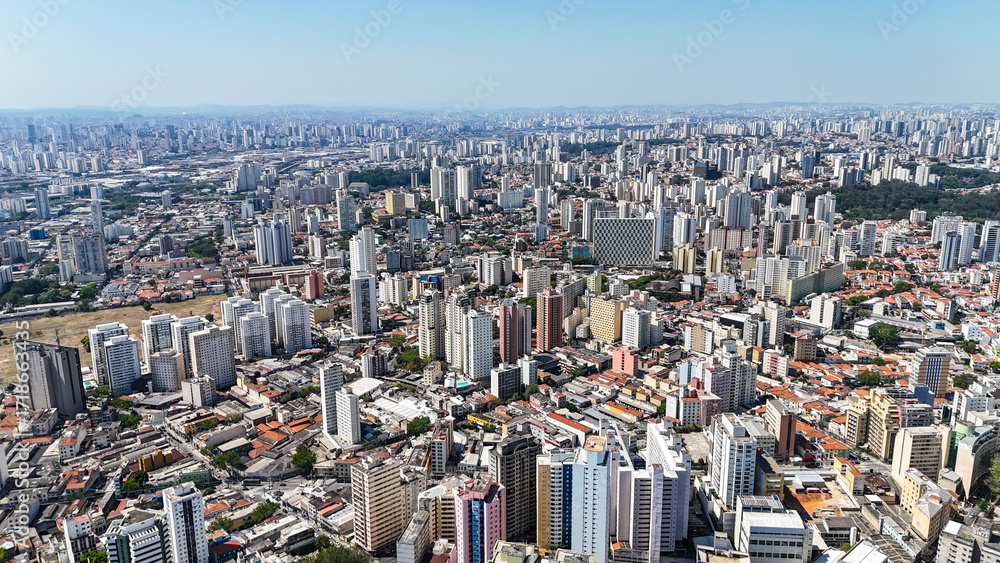 Fototapeta premium Drone registra o centro de São Paulo, destacando prédios imponentes, ruas movimentadas e a vida urbana que define a metrópole.