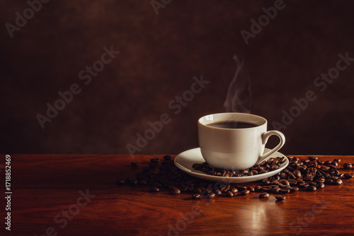 テーブルの上のホットコーヒーとコーヒー豆